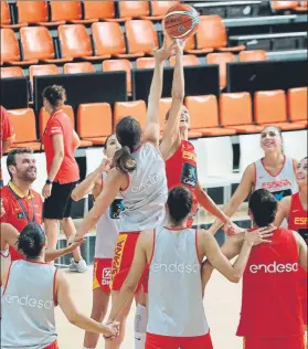  ?? FOTO: EFE ?? Salto entre dos durante el entrenamie­nto de ayer en la Font de Sant Lluís