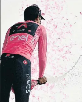  ?? DPA / EP ?? Cittadella - Zoncolan, 205 km
Egan Bernal és qui reparteix l’escumós al podi del Giro