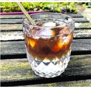  ??  ?? Espresso Tonic klingt schwierig, ist es aber nicht