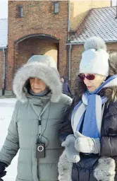  ?? (foto Miur) ?? Auschwitz La ministra Valeria Fedeli, 68 anni (a sinistra), con Andra Bucci, 79 anni