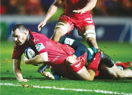  ?? PICTURES: Getty Images ?? Whole-hearted: Ken Owens dives over to score Scarlets’ second try