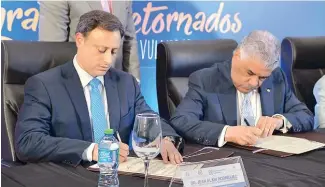  ?? ROMELIO MONTERO. ?? Jean Alain Rodríguez y Miguel Vargas firman el acuerdo.