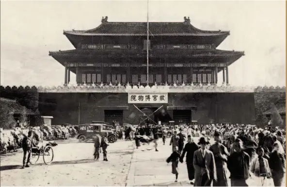  ??  ?? May 20, 1930: The rickshaws and cars waiting for tourists in front of the gate of the Palace Museum during a travel event.