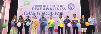  ?? ?? (From fifth left) See, Dr Sim, Wong, and Ting (right), together with other organising committee members, prepare to pop the balloons to launch the food fair.