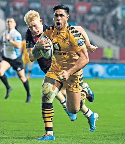  ??  ?? On the charge: Malakai Fekitoa goes over for Wasps’ second try in their thrilling comeback victory over Bristol last night