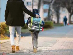  ?? Foto: Frank Rumpenhors­t, dpa ?? Experten empfehlen Eltern, die tägliche Strecke zur Schule mit ihren Sprössling­en sorgfältig abzulaufen.