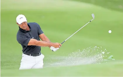  ?? AFP ?? Desde el bunker. Tiger Woods se impuso por última vez en el Masters hace cinco años y después de 14.