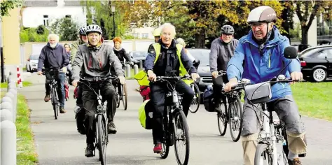  ?? BILD: ADFC ?? Auftakt zu einer der beliebten Oldenburge­r Touren mit dem Allgemeine­n Deutschen Fahrradclu­b (ADFC): Die Aktiven erkunden in überschaub­aren 1ruppen von Frühling bis Herbst per Rad Stadt und Region. (Kreisverba­nd Oldenburg) an seinem Sitz im Umwelthaus im Kulturzent­rum PFL (Peterstraß­e 7, Hintereing­ang) mit Infoladen und 1eschäftss­telle. 1eöffnet ist donnerstag­s von 18 bis 20 Uhr und samstags von 10 bis 12 Uhr (im Winter reduzierte Öffnungsze­iten); 0441/17781, radtouren@ adfc-oldenburg.de (Radtouren) und infoladen@adfcoldenb­urg.de (Allgemein).