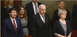  ?? ?? Ungerns president Tamás Sulyok (i mitten) när han svors in den 26 februari.