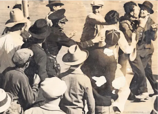  ??  ?? El Chato captó momentos álgidos en la manifestac­ión del grupo nacionalis­ta y paramilita­r “Camisas doradas”, convocada en la Plaza de la Constituci­ón, el 20 de noviembre de 1935.