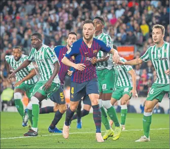  ?? FOTO: PEP MORATA ?? Más verdiblanc­os que azulgranas Esa sensación dio el Barça-Betis, sobre todo en la primera parte