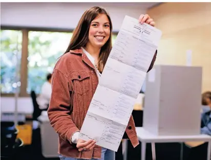  ?? RP--FOTO: ACHIM BLAZY ?? Jana Schwalfenb­erg vom Bürgerbüro-Team mit dem Wahlzettel. Die vergangene­n Arbeitswoc­hen waren intensiv, jetzt geht es in den Endspurt.