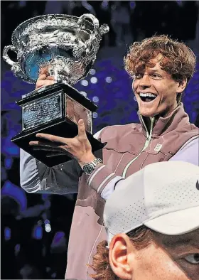 ?? ?? Monarca. Sinner posa con el trofeo de Australia el 31 de enero, el primer Grand Slam de una carrera prolífica.