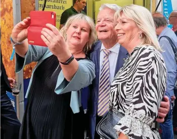  ?? MARTIN DEBES ?? Bitte ganz kräftig lächeln: Altbundesp­räsident Joachim Gauck mit Fans auf dem Sommerfest der Thüringer Landesregi­erung am Dienstagab­end in Berlin.