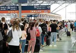  ?? Foto: dpa ?? Am Flughafen Köln-Bonn sowie an zahlreiche­n anderen deutschen Airports herrscht dieser Tage Chaos.