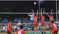  ?? ?? Twenty township men’s teams from different areas of Hainan compete in a nine-a-side volleyball tournament.