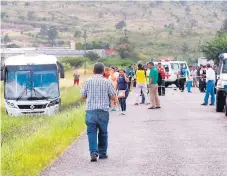  ??  ?? ESCENA. El bus quedó en una pequeña cuneta a la orilla de la carretera.