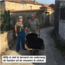  ??  ?? Willy is niet te beroerd om onderweg de handen uit de mouwen te steken.