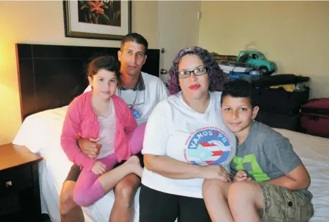  ?? (ROXANA DE LA RIVA / LA PRENSA) ?? La familia de Betzaida Crespo y Erik Salgado. Ellos demandaron a FEMA para que se prolongue la ayuda a los desplazado­s de Puerto Rico por el huracán María. Ellos viven en un hotel de Kissimmee.