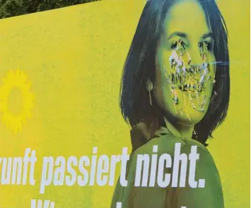  ?? Foto: Sabrina Karrer ?? In Babenhause­n wurden Plakate der Grünen beschädigt – dieses Konterfei ist kaum noch zu erkennen. Das ist nur ein Beispiel von mehreren, auch andere Parteien werden zum Ziel von solchen Attacken.