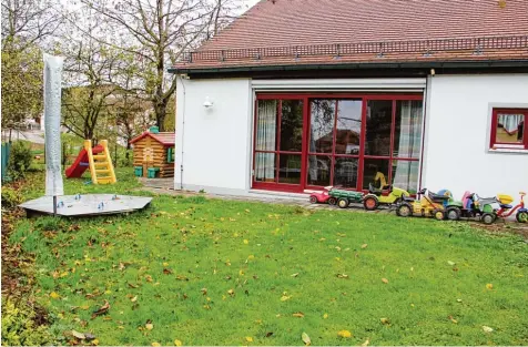  ?? Fotos: Ulrike Eicher ?? Wo vor einiger Zeit noch ein großes Spielgerät im Aindlinger Pfarrheimg­arten stand, ist jetzt leere Rasenfläch­e. Darauf sollen wieder neue Spielmögli­chkeiten für die Kinder der Maxigruppe und der Eltern Kind Gruppen kommen. Einen Teil der Kosten...