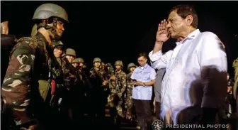  ?? ( Photo by Kiwi Bulaclac) ?? President Rodrigo Duterte salutes to each of the troops who were preparing to leave at the Laguinding­an Airport in Misamis Oriental.