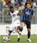  ??  ?? Sfida combattuta Marten de Roon (da sinistra, in senso orario) a contrasto con Kenan Kodro; il Papu Gomez; Gianluca Mancini fa a sportellat­e con Dame N’Doye