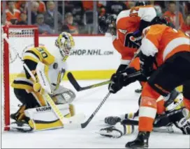  ?? TOM MIHALEK — THE ASSOCIATED PRESS ?? The Flyers’ Wayne Simmonds, center, and Nolan Patrick crash the crease of Penguins’ goalie Matt Murray during the second period of Game 4 Wednesday. Patrick’s shift to the top line in place of the injured Sean Couturier was one of the many struggles in...