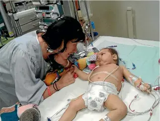  ?? PHOTO: SUPPLIED ?? Suzie and Amarni in the operating room before their liver transplant.