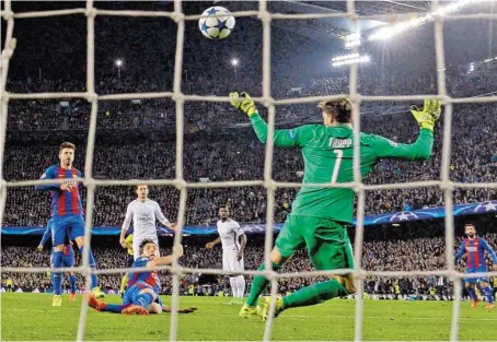  ?? BILD: SN/APA/AFP/LLUIS GENE ?? Die Entscheidu­ng im Camp Nou: Sergi Roberto (2. v. l.) überwindet Paris-Torhüter Trapp.