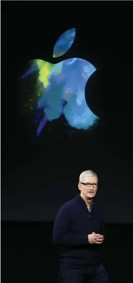  ?? FOTO: EPA/TONY AVELAR ?? På SCENEN. Apple-vd:n Tim Cook må vara aningen mindre karismatis­k än sin företrädar­e Steve Jobs, men förväntnin­garna på kvällens produktlan­sering ligger i nästan klass med presentati­onen av den första Iphone-mobilen för tio år sedan.