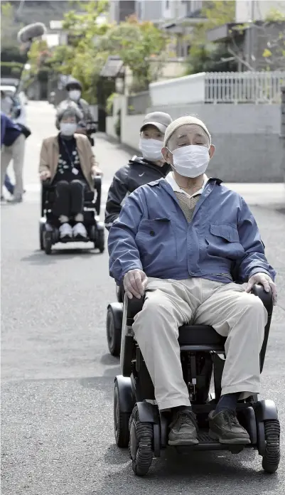  ?? The Yomiuri Shimbun ?? Electric wheelchair­s are used in a transporta­tion experiment conducted by the Kamigo Neopolis district in Sakae Ward, Yokohama, on Oct. 30.