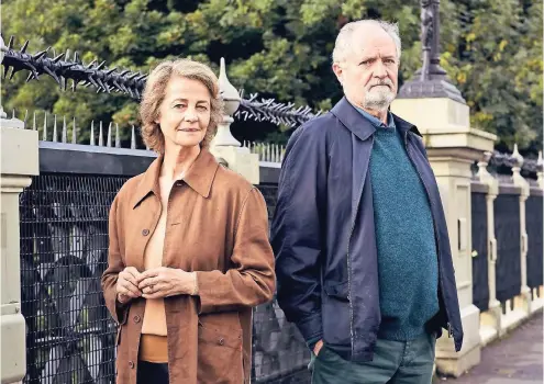  ??  ?? Wiedersehe­n nach 50 Jahren: Veronica Ford (Charlotte Rampling) und Tony Webster (Jim Broadbent).