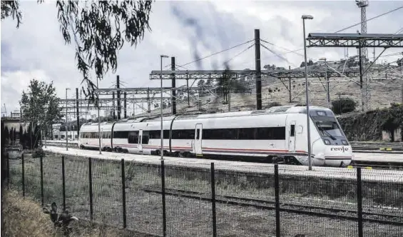  ?? CARLOS GILX ?? Un tren a su entrada en la estación de Cáceres, en una fotografía de archivo.