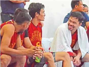  ?? MACKY LIM ?? BENCH TALKS. Senator Manny Pacquiao seems to have a conversati­on with his teammates during their match against The Royal Mandaya Hotel-De La Salle University (TRMH-DLSU) Green Archers last Thursday at the Almendras Gym Davao City Recreation Center...