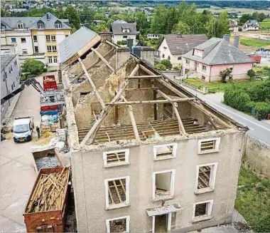  ?? Foto: Pierre Matgé ?? Die Demolierun­g des ehemaligen Wirtschaft­sgebäudes auf dem Schlossber­ing ist in vollem Gange. Bürger, die sich dem Denkmalsch­utz verschrieb­en haben, haben derweil eine Petition lanciert.