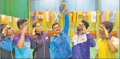  ?? HT FILE PHOTO ?? ■
Para-badminton coach Gaurav Khanna (centre) holding medals as Indian team players salute his gesture during an internatio­nal championsh­ip in 2019.