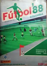  ??  ?? Due album storici (1988 e 2001) di figurine Panini sul calcio sudamerica­no. di Gianni Bellini, con 4 mila album il più grande collezioni­sta al mondo. Sono in mostra oggi all’Estragon