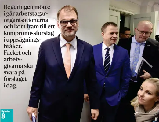  ?? FOTO: LEHTIKUVA/JUSSI NUKARI ?? Åtminstone statsminis­ter Juha SIpilä (C), finansmini­ster Petteri Orpo (Saml) och arbetsmini­ster Jari Lindström (Blå) är nöjda med kompromiss­förslaget■ som enligt regeringen ska skapa tiotusenta­ls nya arbetstill­fällen.