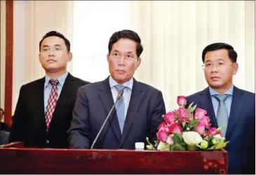  ?? HONG MENEA ?? Khoung Sreng (centre) speaks to the press in June 2017 in Phnom Penh. Sreng was recently criticised for giving City Hall employees $100 and two cases of beer for the Khmer New Year.