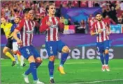  ??  ?? Atletico Madrid’s Antoine Griezmann (centre) scored the only goal of the match off a penalty kick.