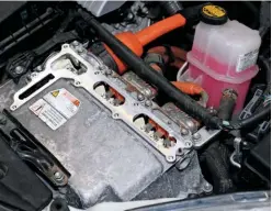  ??  ?? The inverter is a solidstate semi-conductor that converts DC from the battery to AC for the motor/generator. It also converts AC to DC to recharge the battery from the motor/generator during regenerati­ve braking. The inverter is controlled by the hybrid control unit’s ECU to regulate speeds/current of the motor/generator. Note its separate liquid cooling system reservoir.