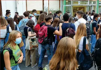  ?? (Piaggesi/Ansa) ?? La ripartenza
L’ingresso a scuola degli studenti del Liceo scientific­o Vittorini a Milano