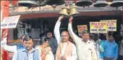  ?? HT PHOTO ?? Members of Dalit Uthan Sewa Samiti at the Dakshinmuk­hi Hanuman temple in Hazratganj on Saturday.