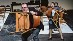  ?? Foto: Jochen Klenk, Theater Ingolstadt ?? Klappstühl­e sind ein wesentlich­es Requisit der Ingolstädt­er Inszenieru­ng von Alan Ayckbourns Komödie „Bürgerwehr“.