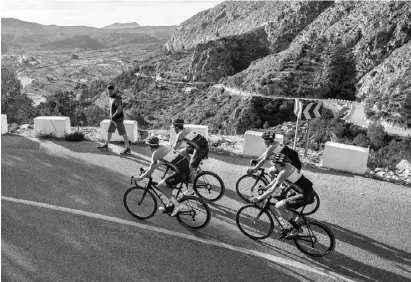  ?? Foto: Ángel García ?? Die Gefahr fährt immer mit: Radfahrer auf einer Landstraße in der Provinz Alicante.