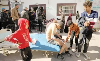  ?? — AFP ?? Palestinia­ns receive medical care at Kamal Edwan Hospital in Beit Lahia, in the northern Gaza Strip.