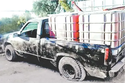  ?? ESPECIAL ?? Una de las camionetas confiscada­s cargadas con bidones de combustibl­e ilegal.