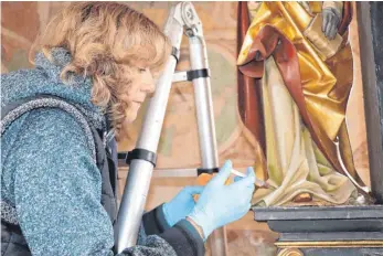  ?? FOTOS: LINDA SEISS ?? Bei den Restaurier­ungsarbeit­en des Altars wurden die Fluglöcher der Holzwürmer mit einem speziellen Gift bearbeitet und später verfestigt, schildert Restaurato­rin Melanie Buff.