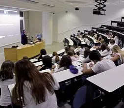  ?? ?? A lezione
Studenti e studentess­e dell’Università Il nuovo regolament­o fa discutere